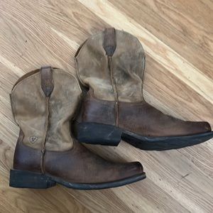 Mens Ariat Rambler Western Square Toe Boots. Size 11 EE, very minimal wear.